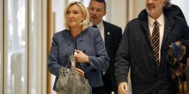 fransada-le-pen-yolsuzluktan-suclu-bulundu-IiaHZkRe.jpg
