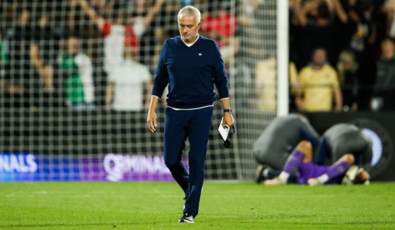 fenerbahcede-mourinho-donemi-bitti-35dmV195.jpg